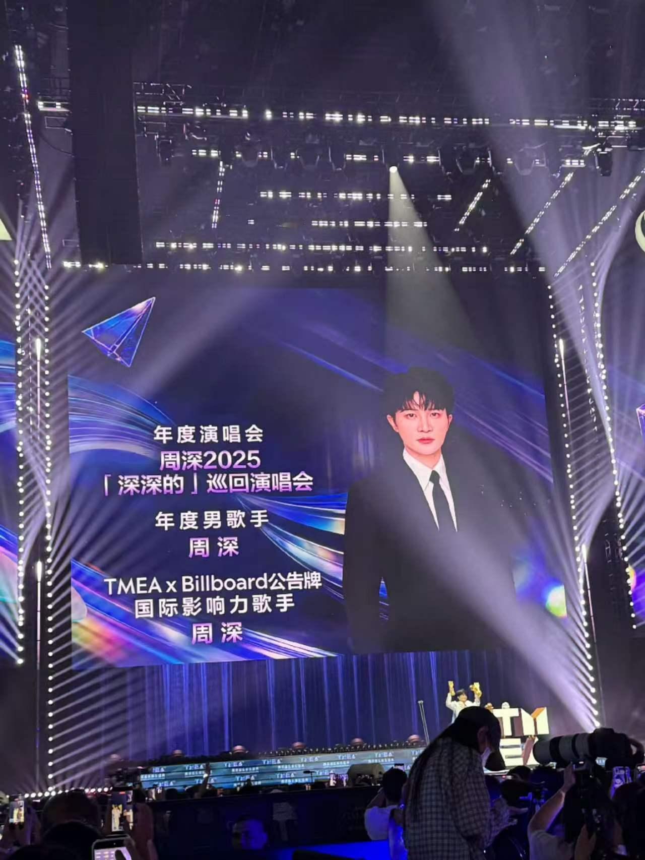 周深周深透露今晚要唱很多歌 周深希望能一直留在舞台上给大家唱歌周深腾讯音乐娱乐盛