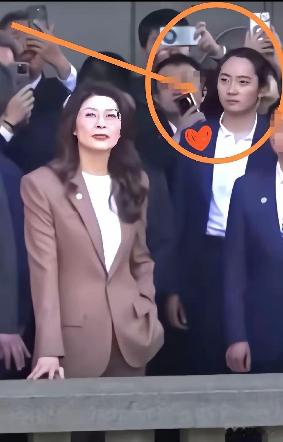 今天刷到一个视频，直接把我震住眼了
​郑丽文身后女保镖意外走红，安保规格超高。