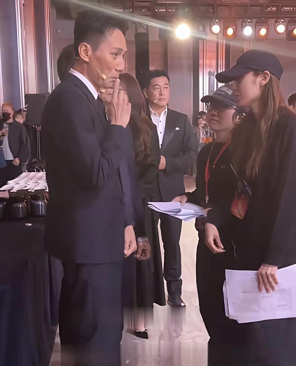 刘烨冲着在他身边热聊的靳东各种翻白眼，一脸不满，他之所以对着靳东如此不友好是因为