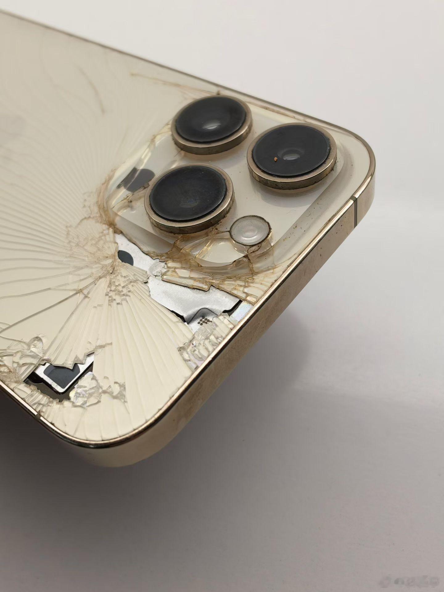 超战损版iPhone14promax，还能卖两千多你敢信？苹果的二手残值率太逆天