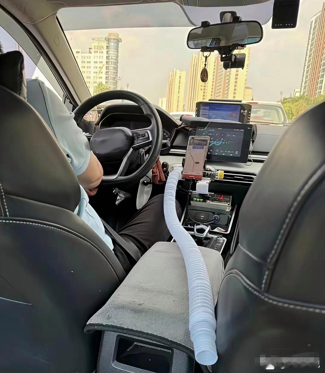 打了个车，不懂就问，上面这根管子是干嘛的