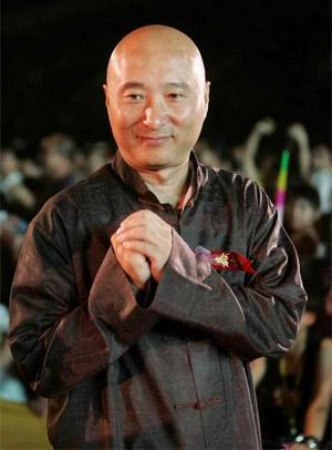 那个陪陈佩斯种了两年石榴的女人，才是他这辈子最硬的“后台”
你有没有想过，一个红