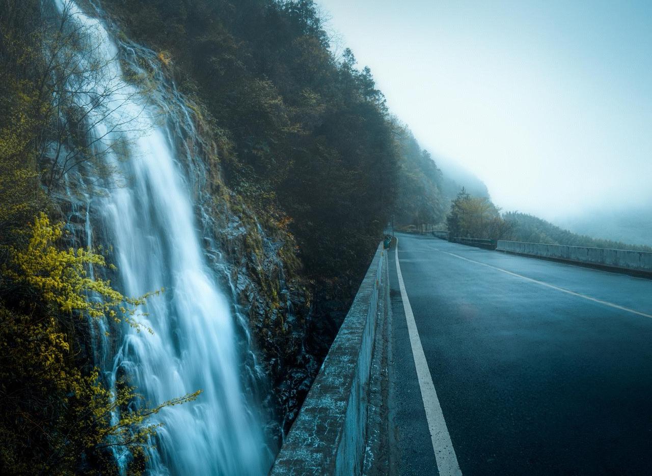 如果只是打工，我个人建议年轻人去大城市。大城市机会多，也更公平，单位价值回报高，