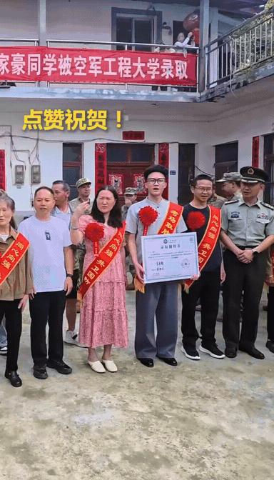 “火到人民日报了！”贵州，男子在家做饭，听到村里有敲锣打鼓的声音，他以为谁家儿子