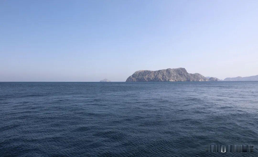据德国新闻社报道，霍尔木兹海峡这个全球能源咽喉，短短一夜又多了新账：一边是美国军