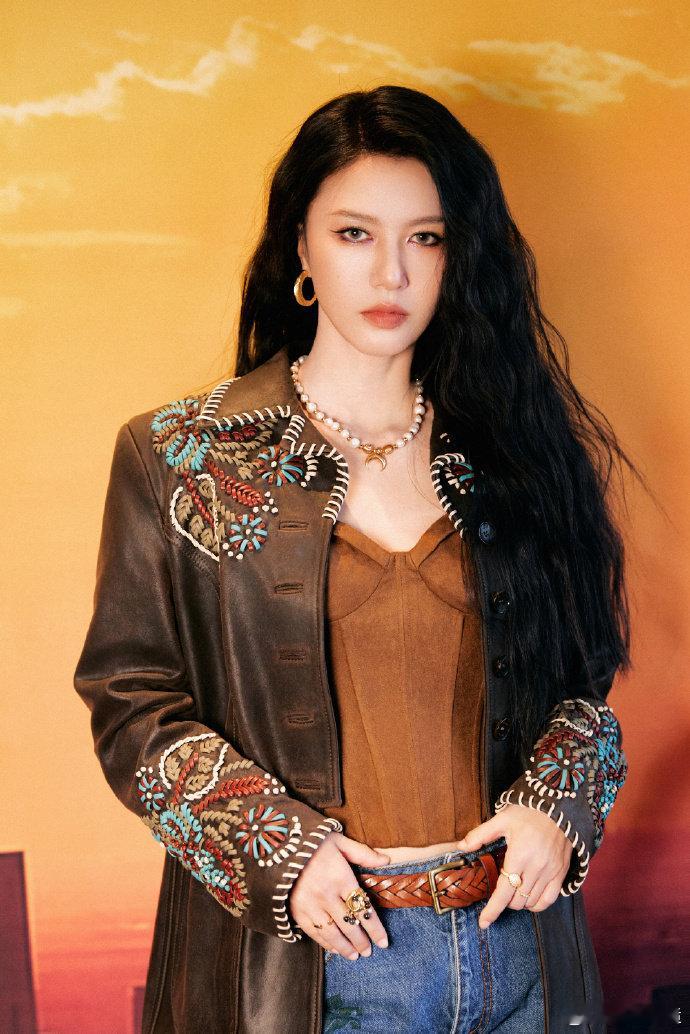 谭维维羊毛卷谭维维蓬松发丝自带慵懒随性，灵动卷度衬得轮廓更具张力，搭配刺绣外套与