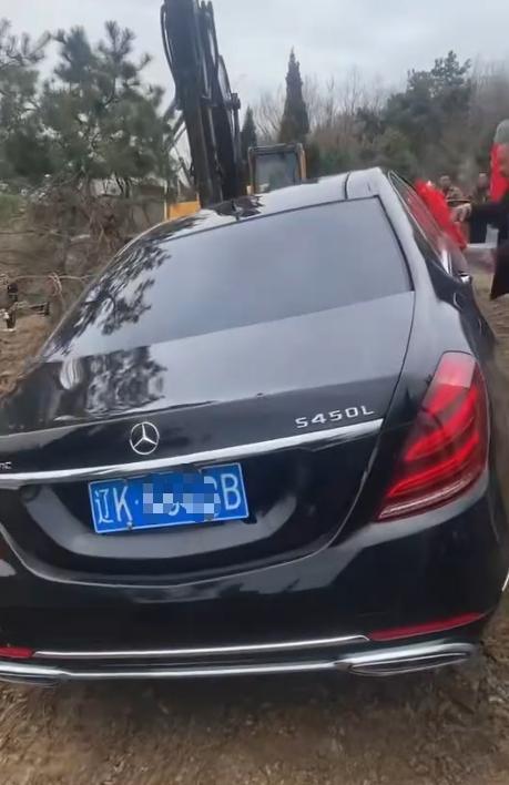 豪车奔驰被吊入陪葬，现场画面曝光
日前，辽宁辽阳弓长岭区一场葬礼上，一辆悬挂辽 
