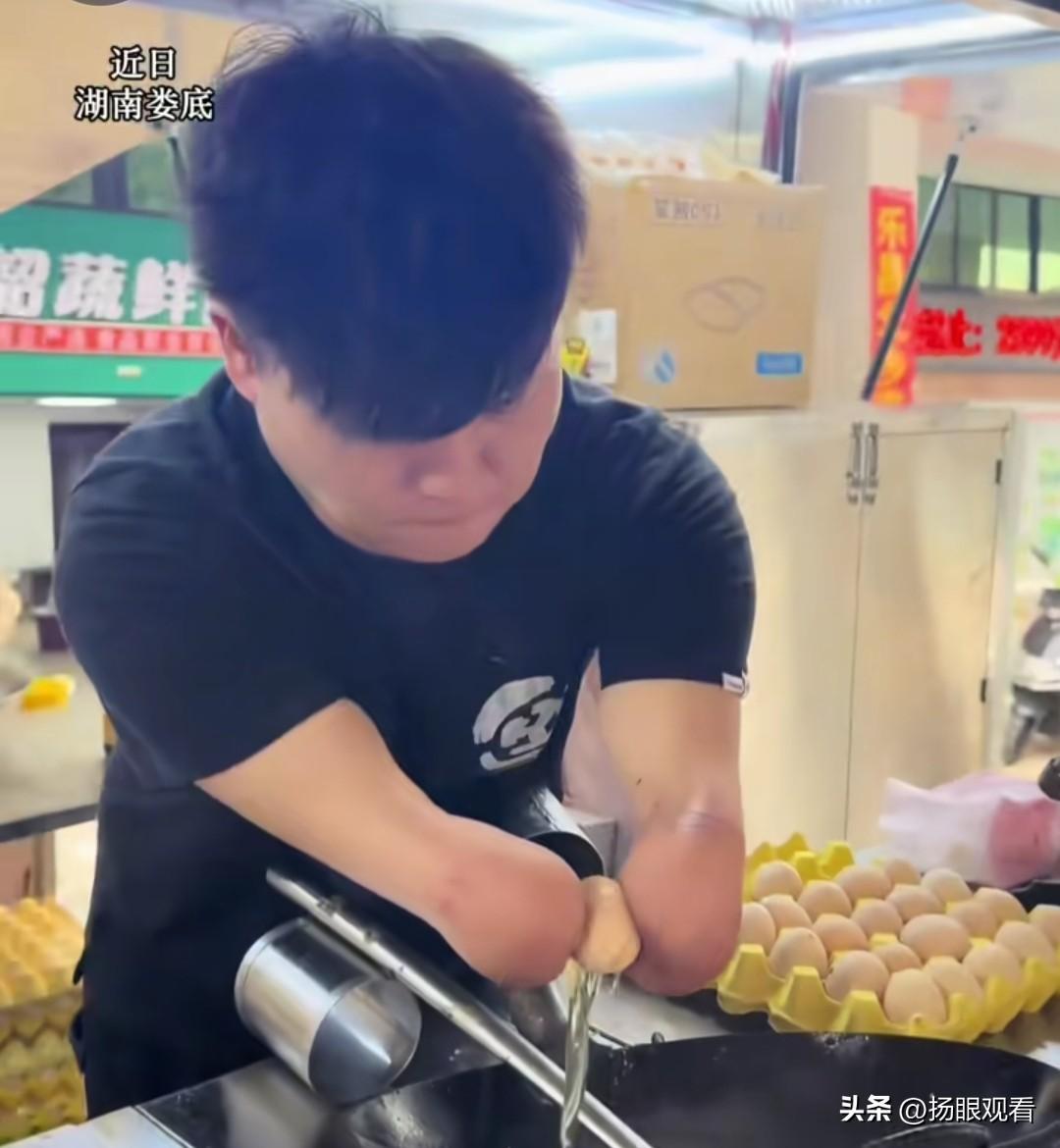 看到无臂爸爸夜市摆摊养娃，真的破防了😭
我刷到湖南娄底这位爸爸
3岁意外失去双