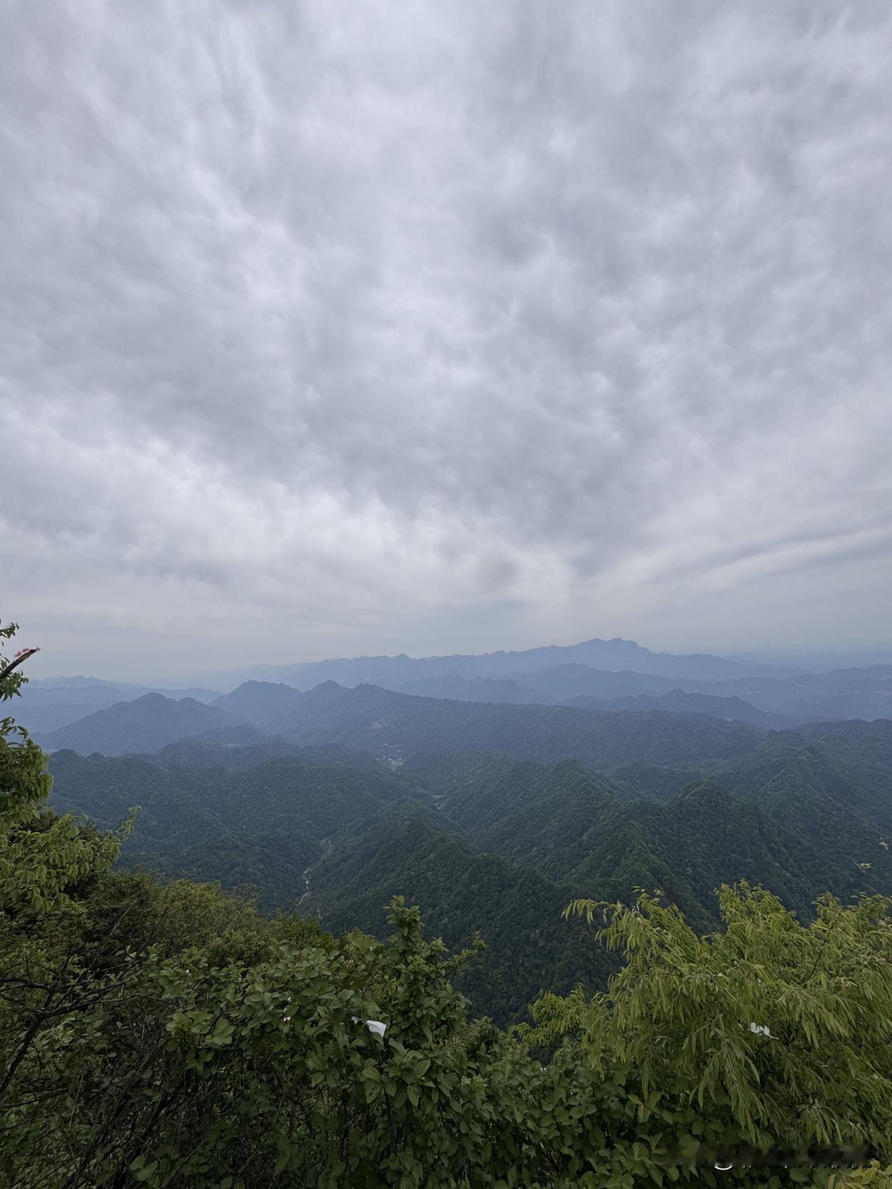 喜欢日出和日落，也爱孤独和自由，
山高路远 ，看世界也在找自己！