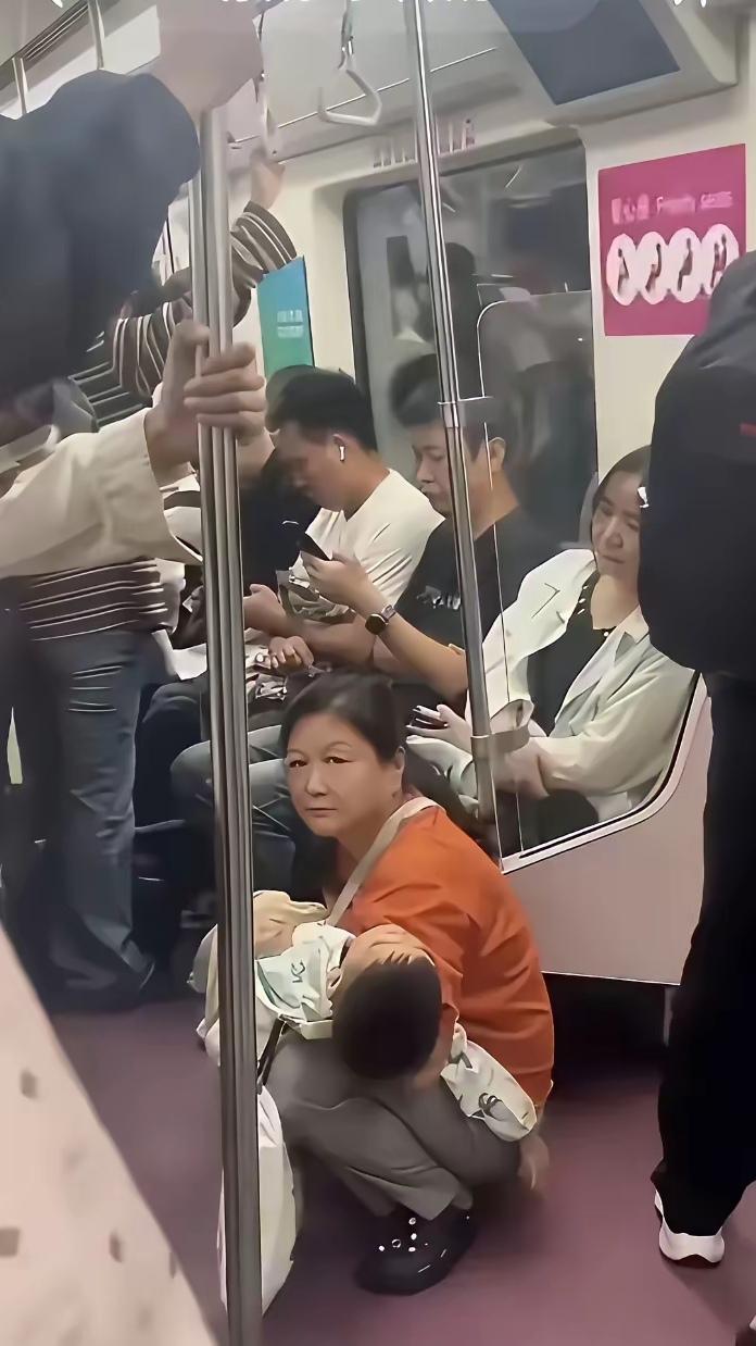 好多人都能理解朝九晚五的人年轻人在地铁上被老年人指责不让座行为，他们确实很累。