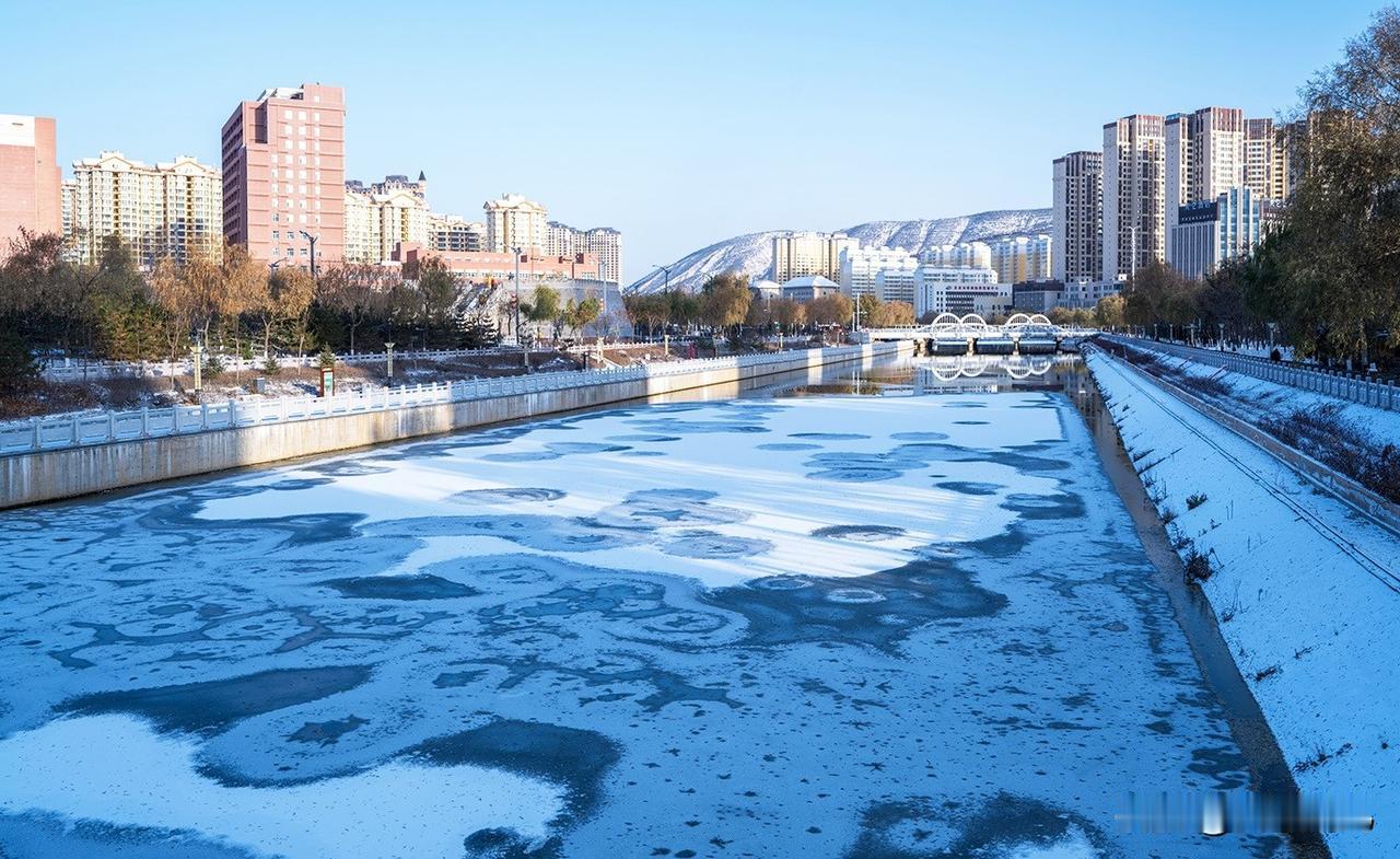 初冬的雪，是轻盈的蝴蝶，跟着风敲响的鼓点翩跹起舞。
甘肃省定西市安定区关川河两岸