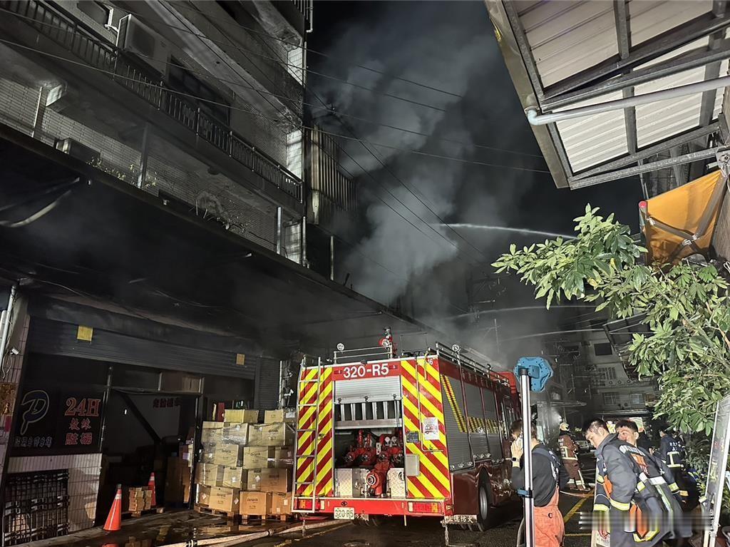 侯友宜雪上加霜，罢免又遇大火，空气严重污染被批反应慢！位于新北的深坑工业园区大火