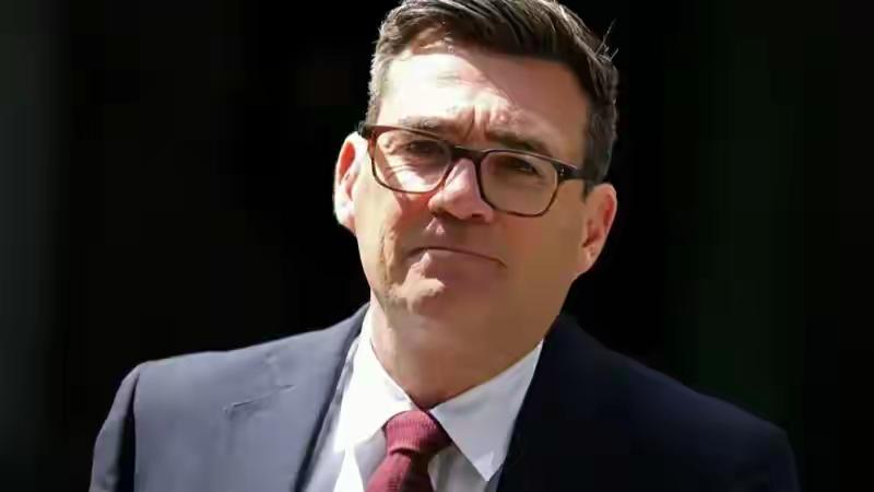 ​英国首相伯纳姆的作风以强悍而著称，这时候一上台之后已经抛弃了所有的旧的政策，将