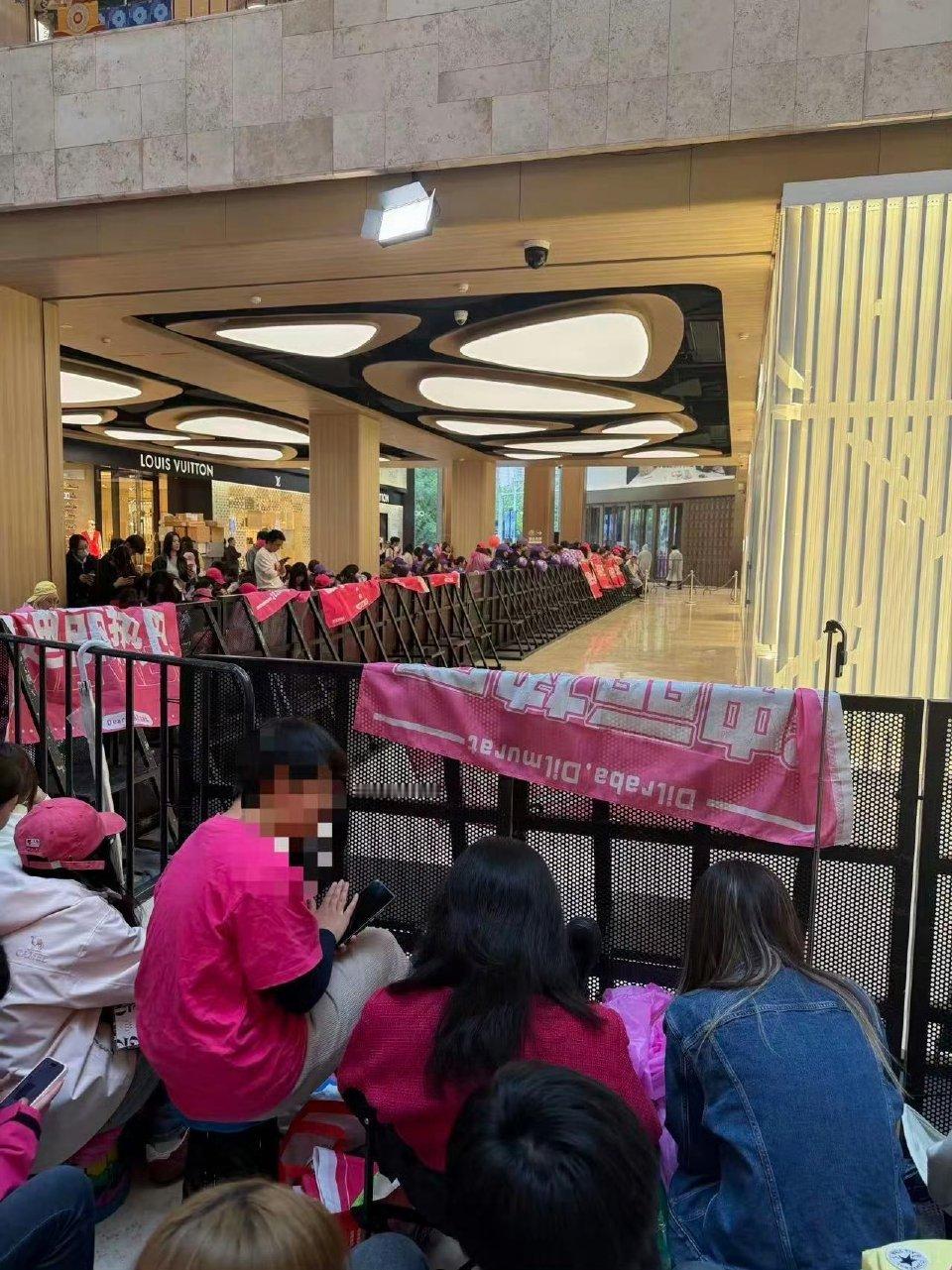 巴粉人好多 大家辛苦 