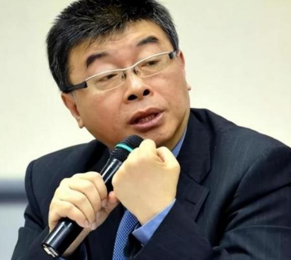 台湾统派邱毅曾经火力全开，直骂马英九是“废物”，骂得又狠又准，在岛内政坛炸出巨响