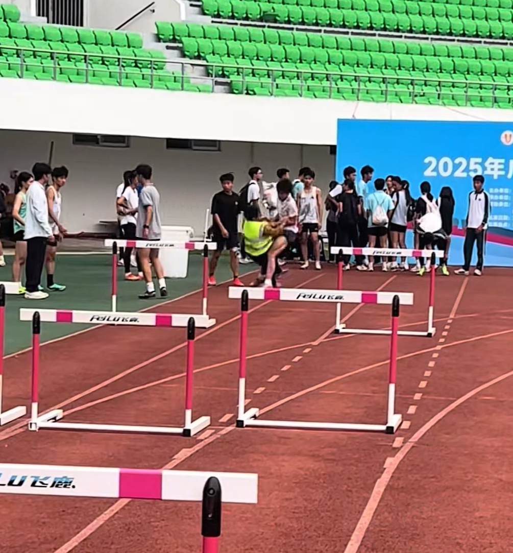 广东省中学生田径锦标赛赛场一保洁阿姨被迎面撞倒 肇庆市体育中
