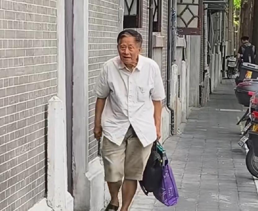 这个老头体力真是好！不服不行，每天来回100公里路程，还拎着东西，在外面乱窜，关
