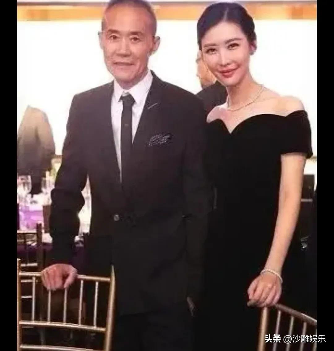 王石，高调回应！

近日，75岁的王石突然在社交平台高调发文，一开口就自称“隔壁