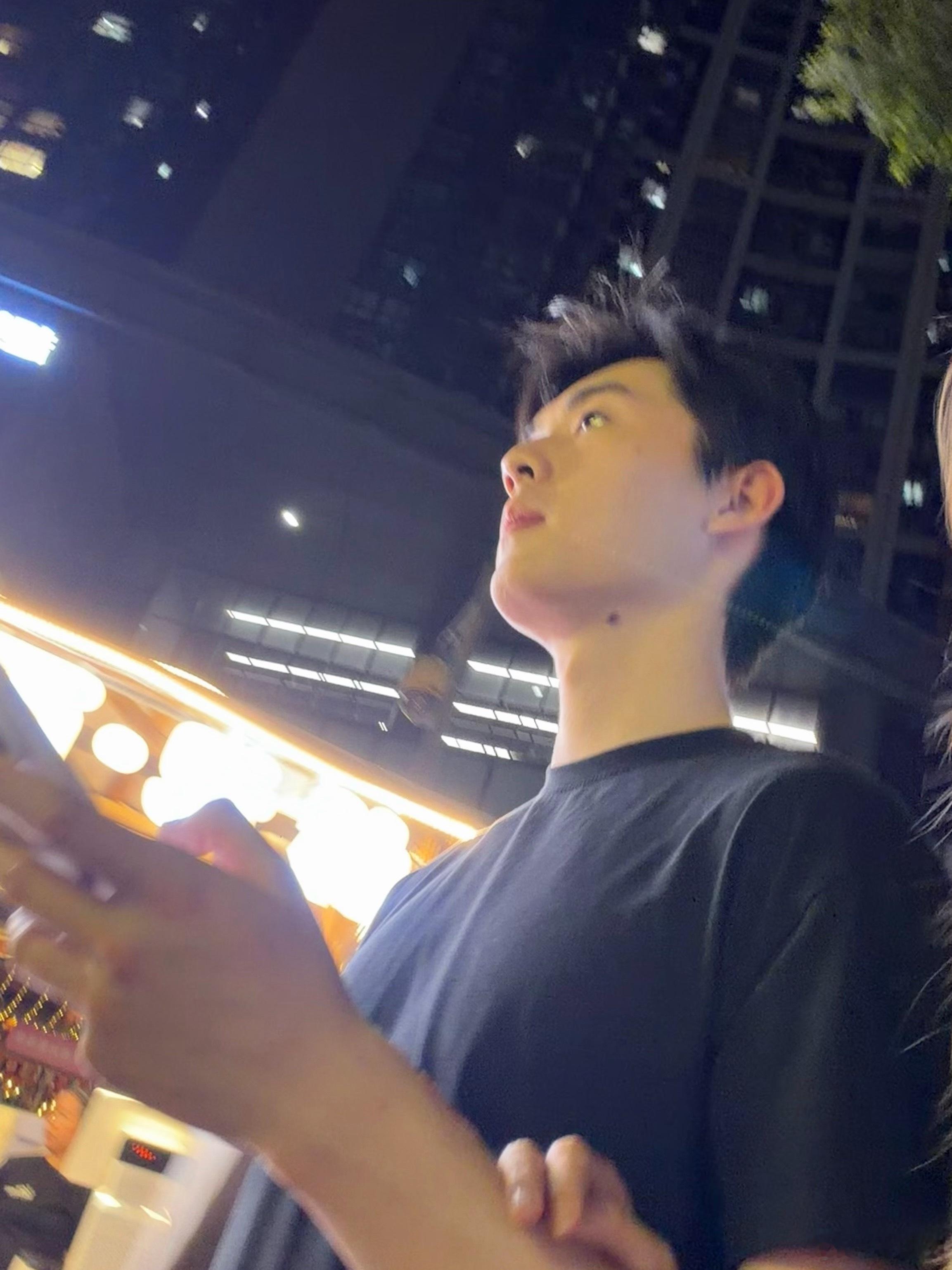 有病吧他说他要显得成熟一点让我叫他老登 ​​​