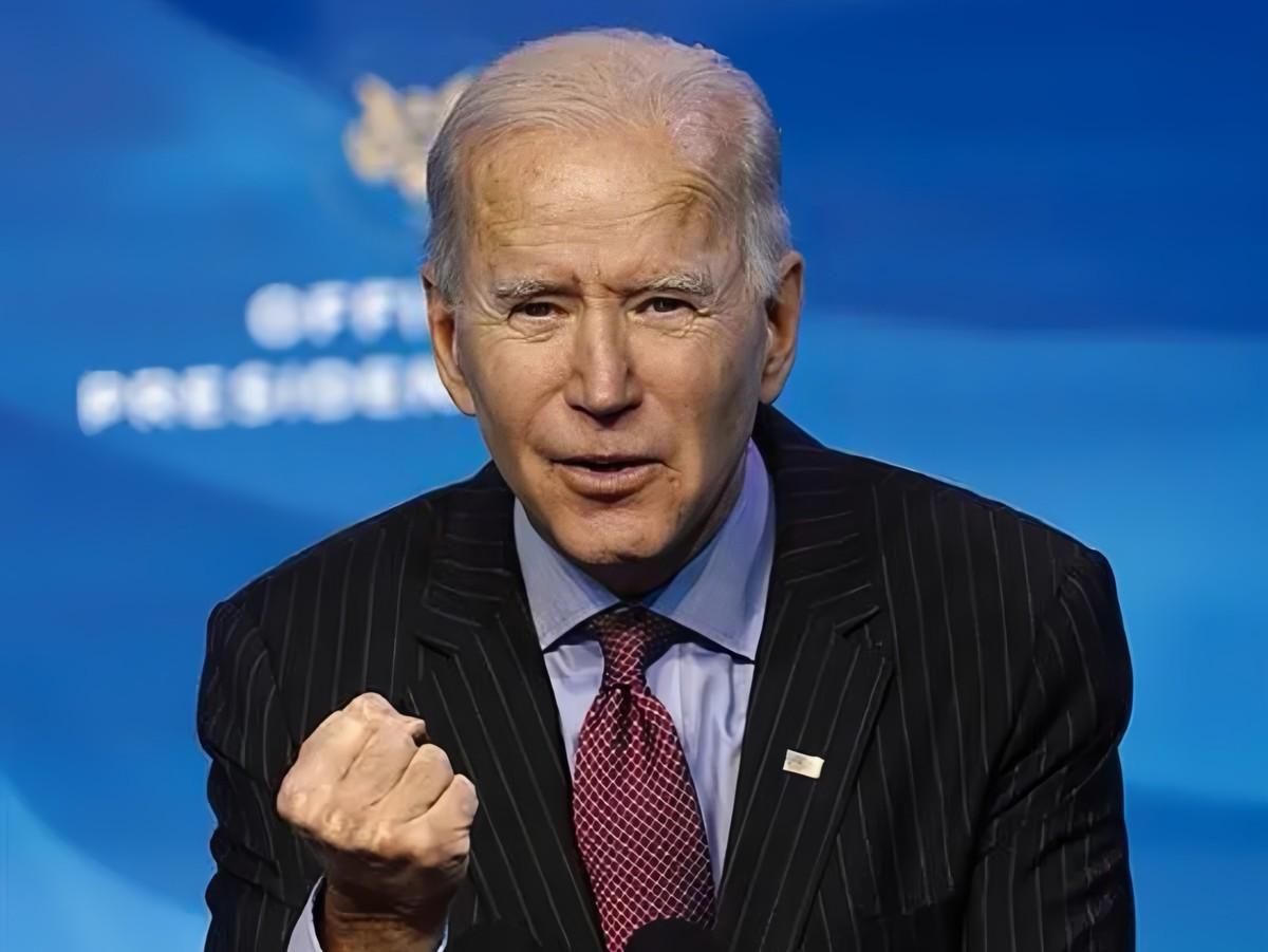 拜登用了4年，把美国从“病危”拉回“重症监护”；特朗普只用一年，直接拔管、再捅几