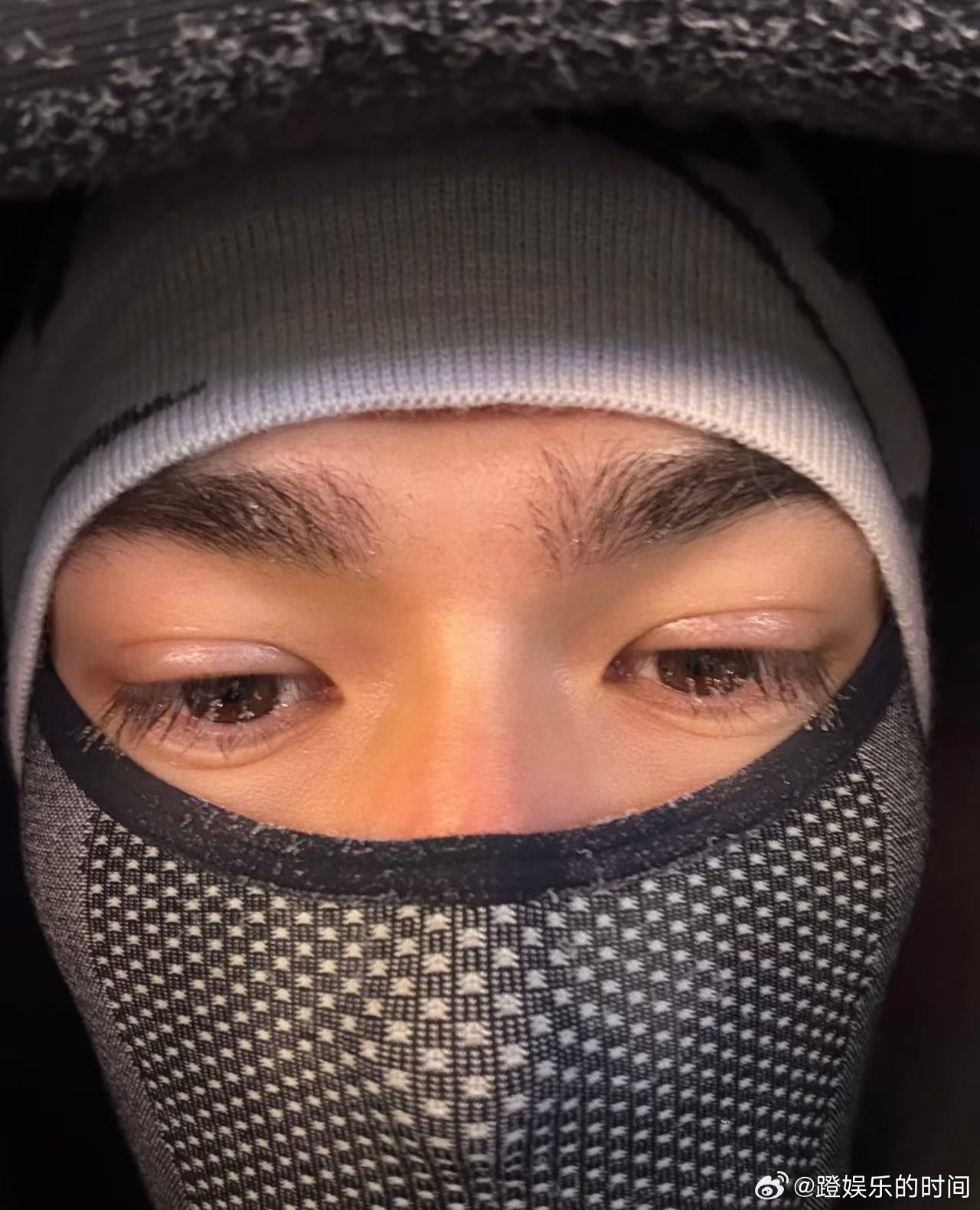 米卡父子东北游vlog 穿清装逛故宫，米卡摆pose有模有样，爸爸抓拍不停，父子