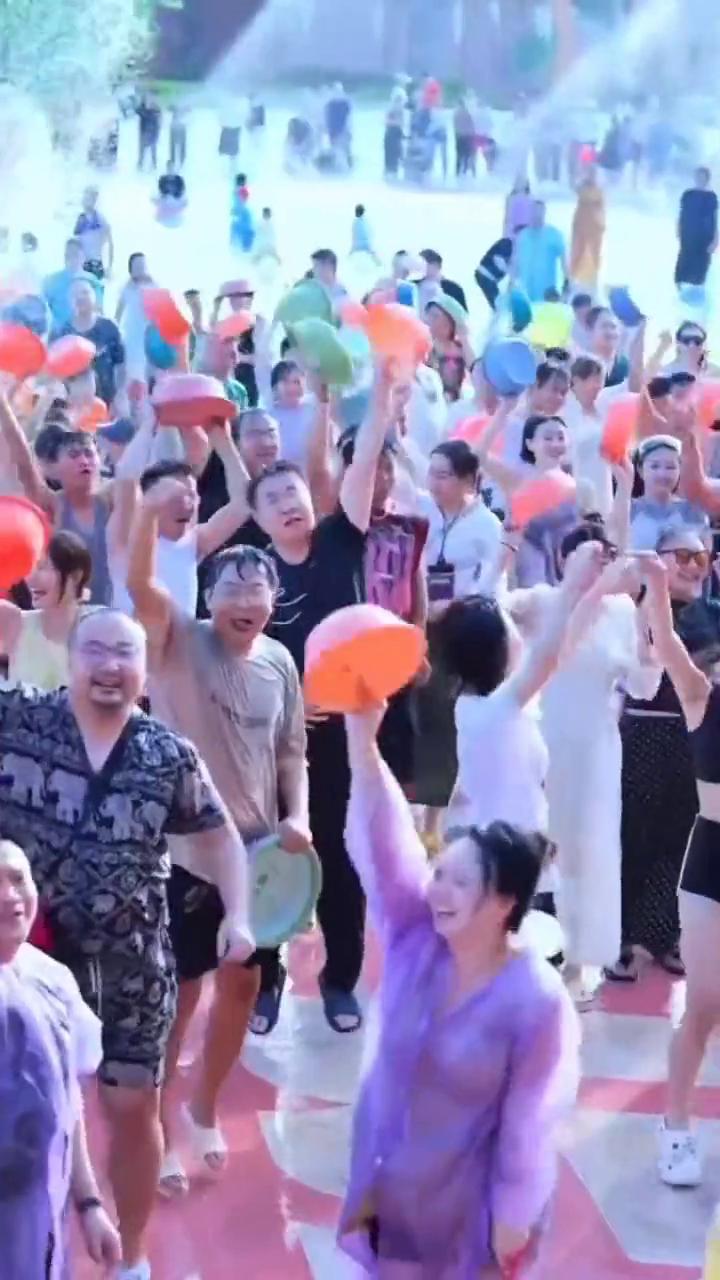 西双版纳泼水节。
其路转发。