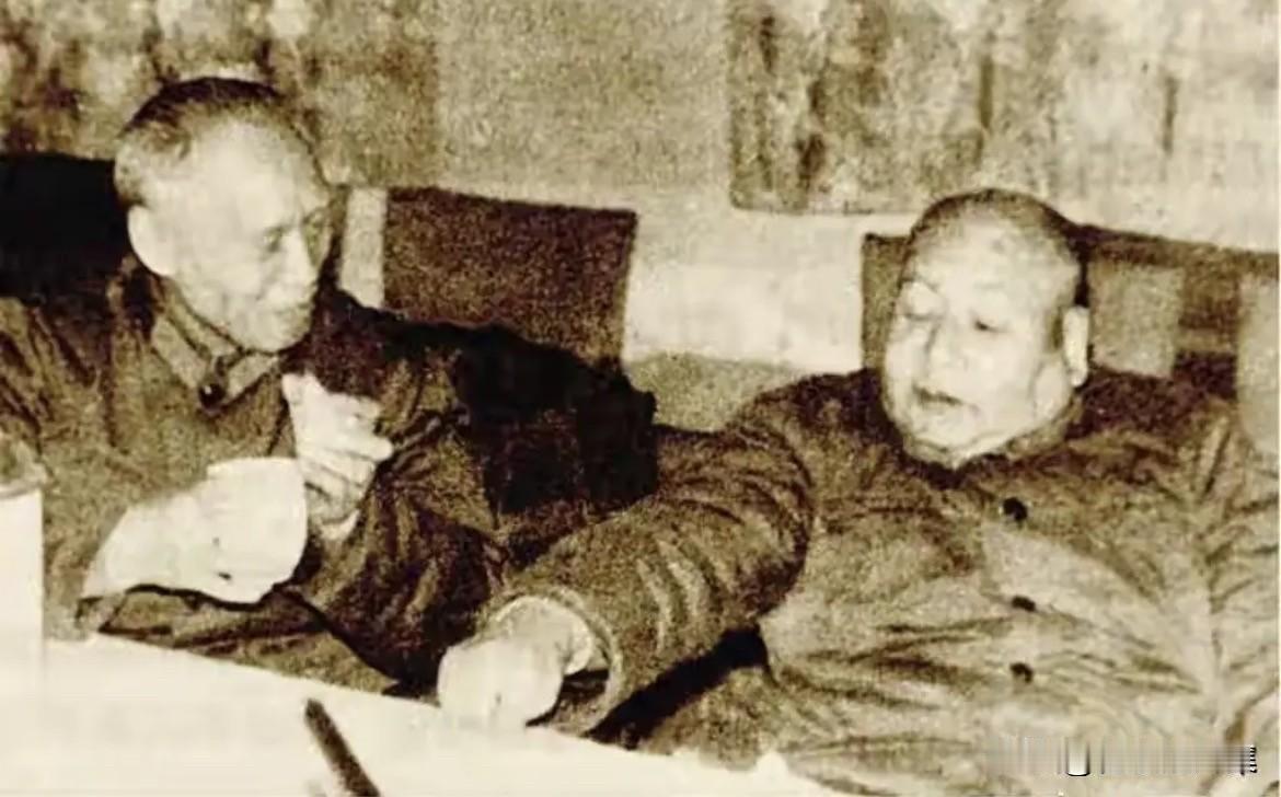 1985年，时任济南军区副司令员滕海清中将（右）与时任济南军区顾问孔石泉中将共同