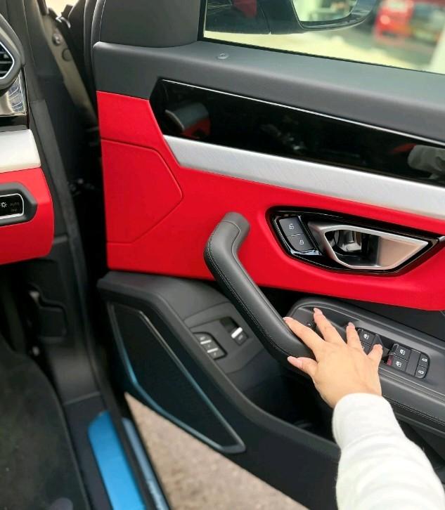 选择Urus S，意味着你拒绝在性能与实用、狂野与精致之间做选择题坐进驾驶舱，顶