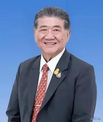 其实普坦很无奈，年过七旬的他，每次都要站在还没四十岁的佩通坦后面，佩通坦被停职后