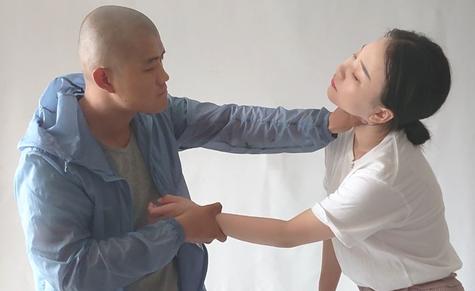 法槌落下时，那个曾要求妻子“净身出户”的男人，所有反诉都被驳回。法院没有采信他口