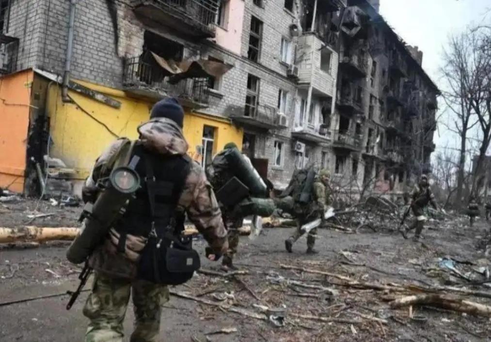 乌克兰必须意识到，俄罗斯打得越久，诉求就会越多，俄罗斯1年1700亿美元军费，三