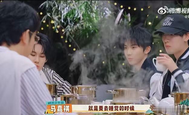 马嘉祺每次回家都会抱妈妈 被爱滋养长大的孩子也格外会爱人，马嘉祺用拥抱传递温暖，
