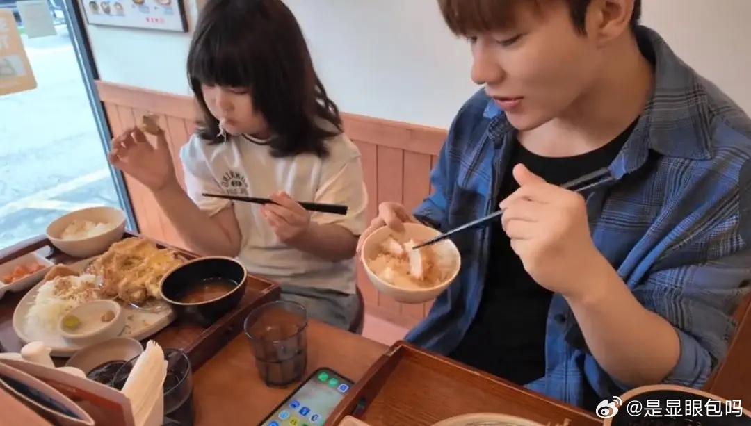 咸素媛车祸后还在住院，陈华带女儿看望，素素坐轮椅上抱着女儿哭1 