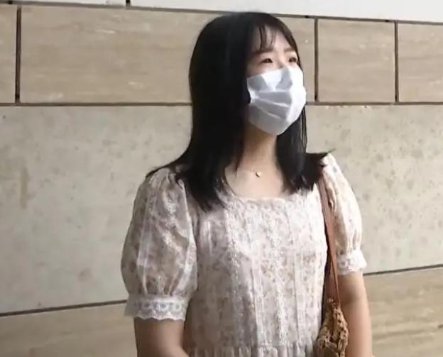 女子与朋友聚餐结账离开，账单显示消费1400多元。回家路上，女子接到了17通陌生