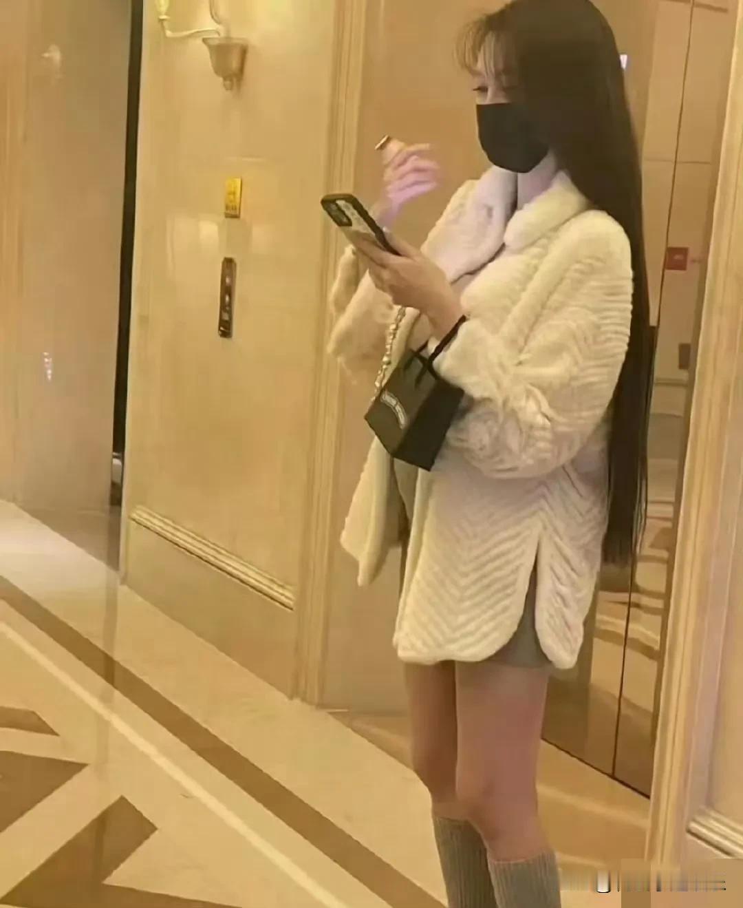 谁懂！叶柯孕肚照也太精致了✨
 
考古刷到叶柯孕肚照，一整个被美住！本以为孕妇照