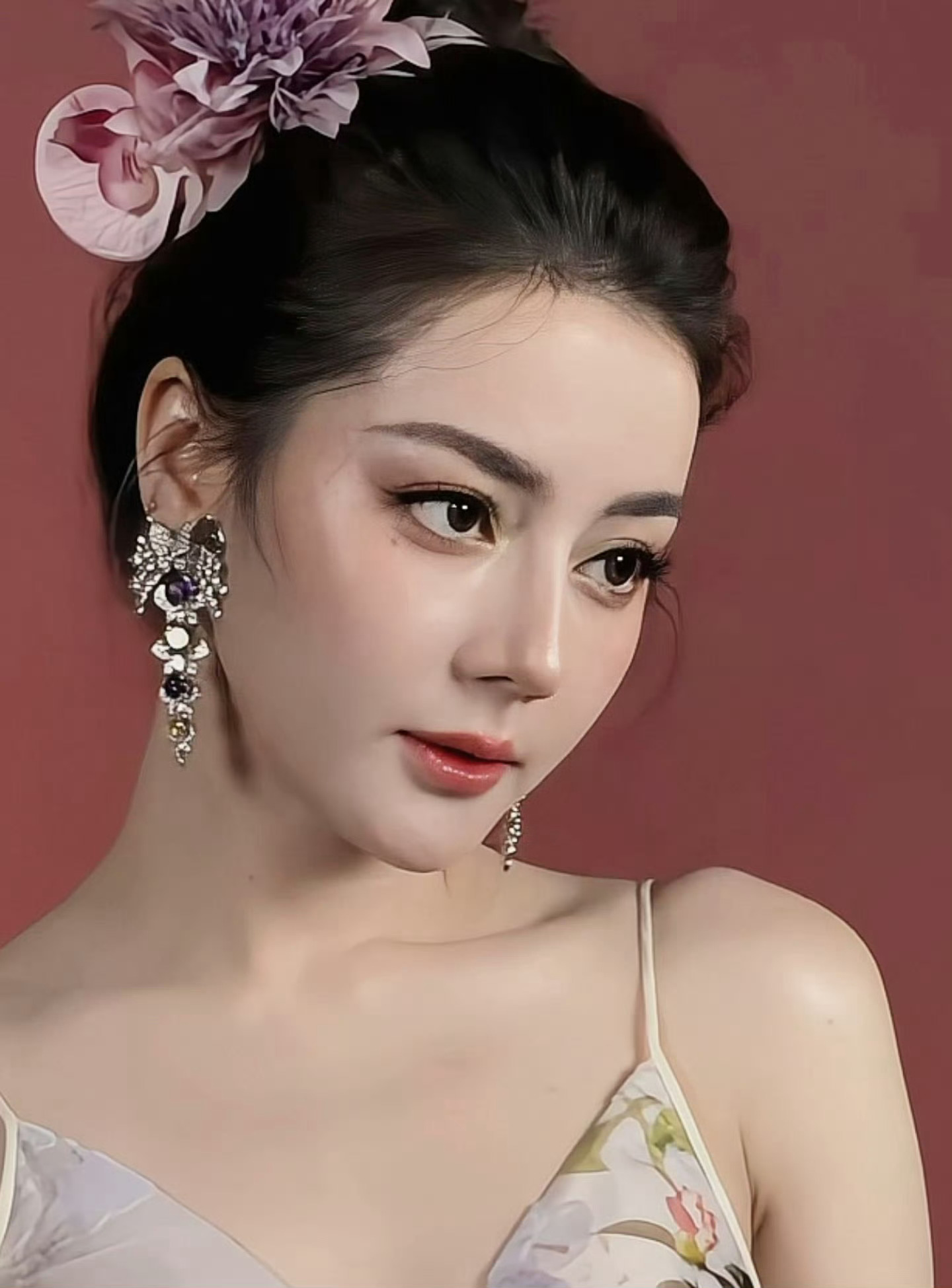 Live图才是热巴颜值放大镜！迪丽热巴小花仙live图 花卉丝绒长裙，鬓边点缀小