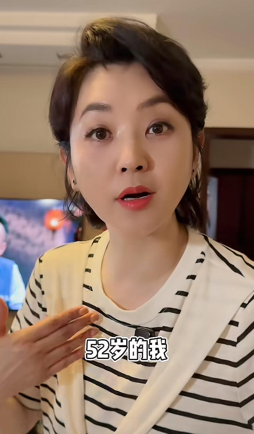 52岁的方琼和她92岁的妈妈。

网友留言：
方琼姐姐你都52了，看起来比我32