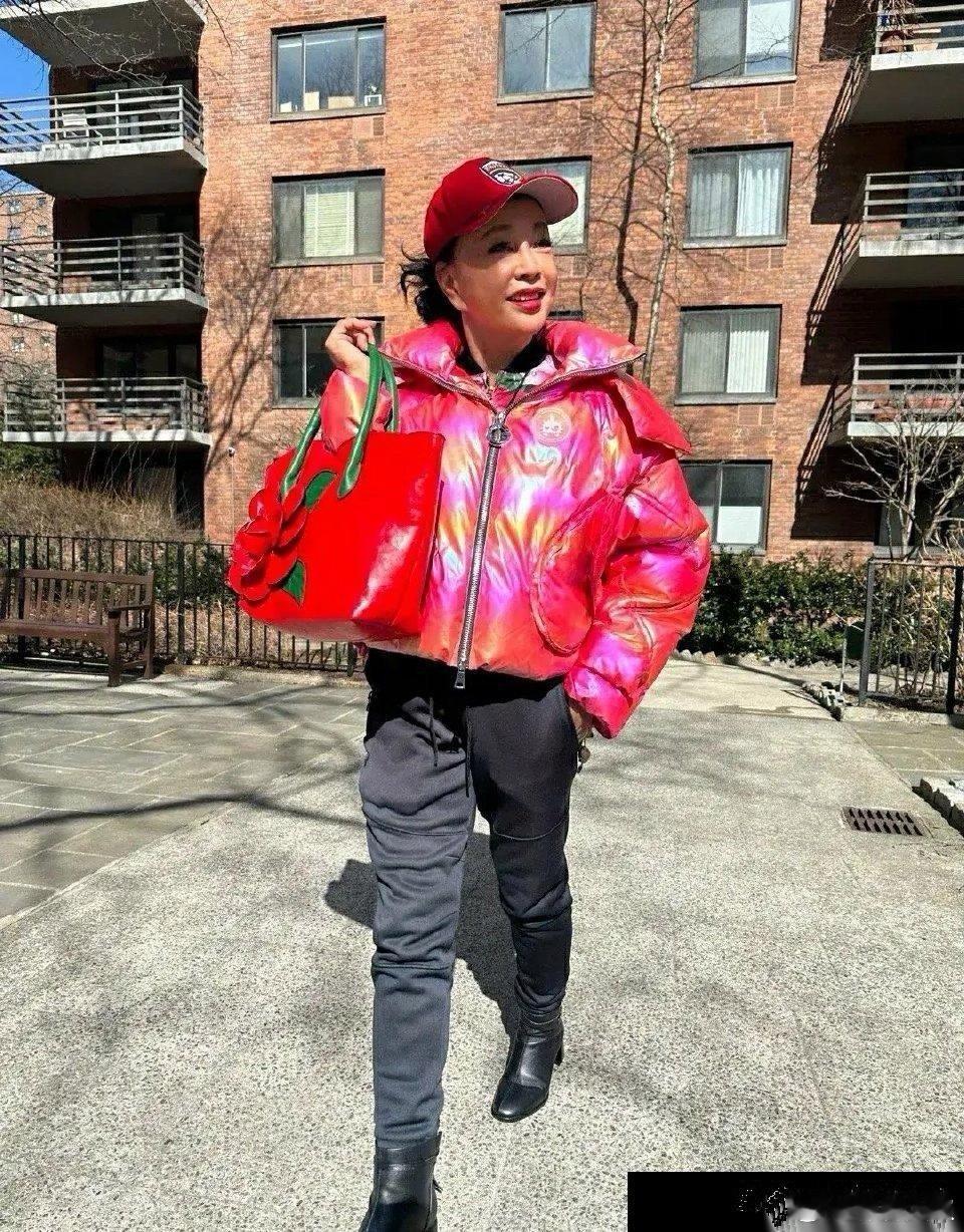 71岁的刘晓庆，穿着一身红红火火的衣服，笑得很开心 ​​​