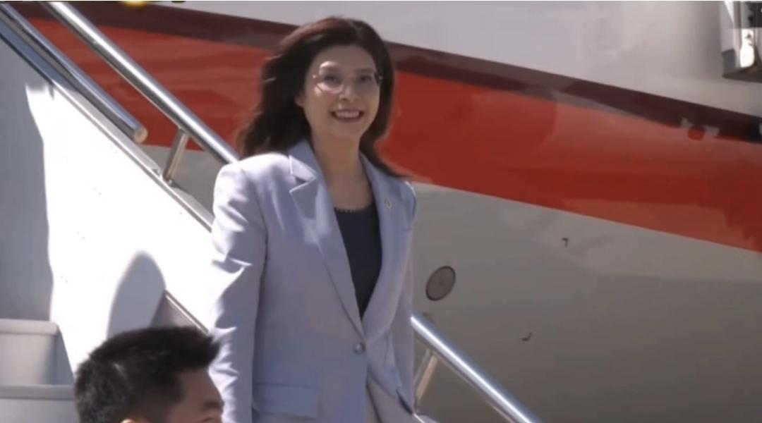 4月7日中午，郑丽文率团抵达上海虹桥机场，开启对大陆的参观访问行程。

刚出舱门