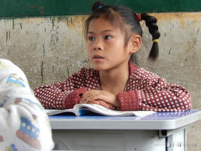 农村留守妇女赚钱有不少门道。可以试试手工类信息差生意，比如手工布艺，用家里旧布头