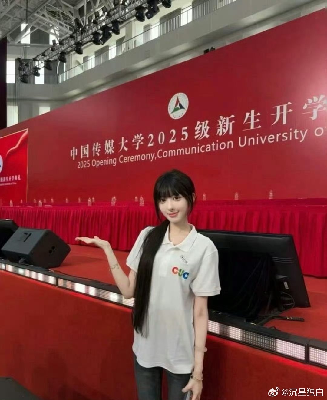 不愧是被擦妆 5 次的艺考女生，在人群中一眼就看见了。 