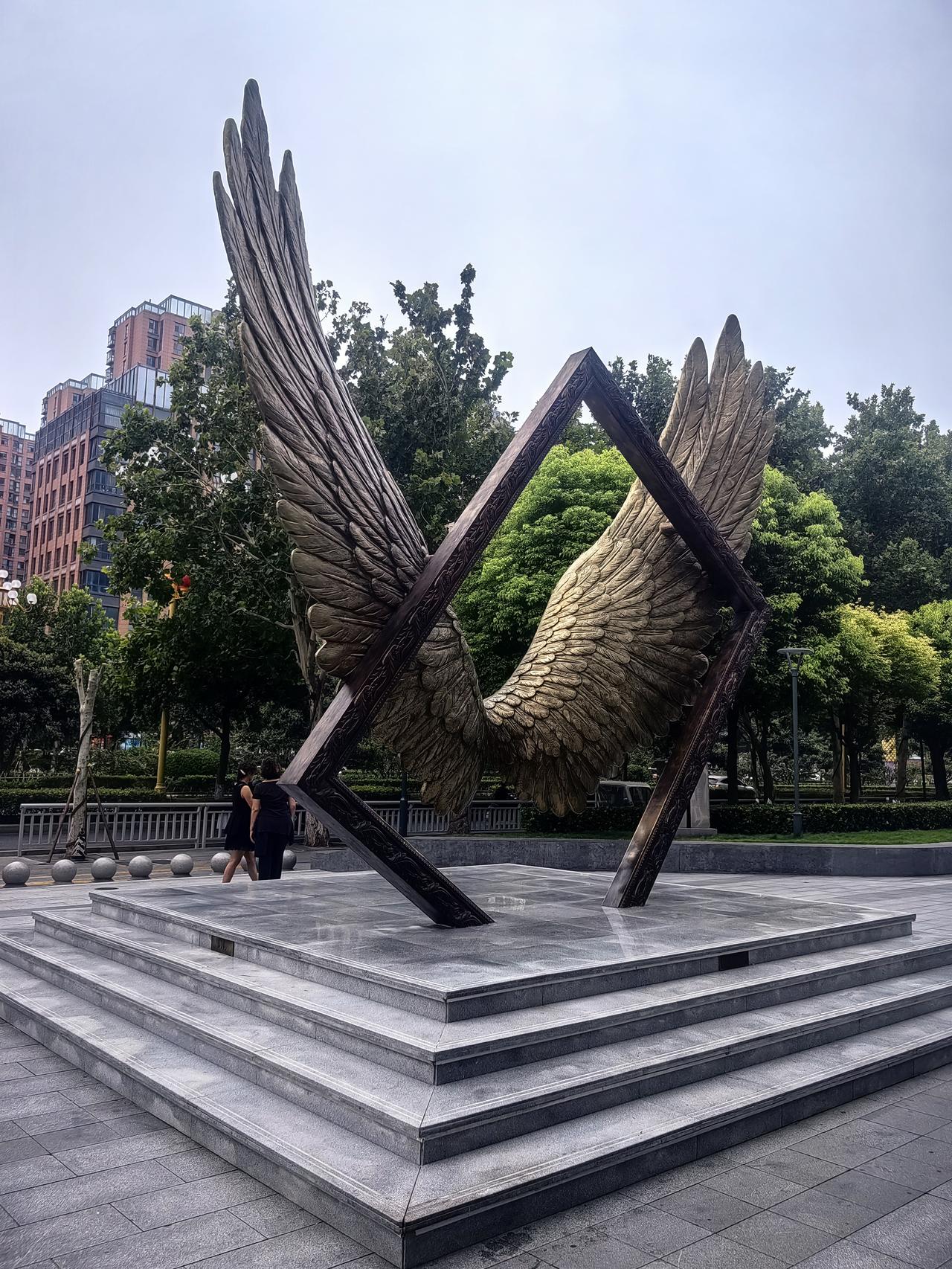 胖东来天使城终于安静了！曾经七点就排长队

对比开业之初的盛况，如今的天使城褪去