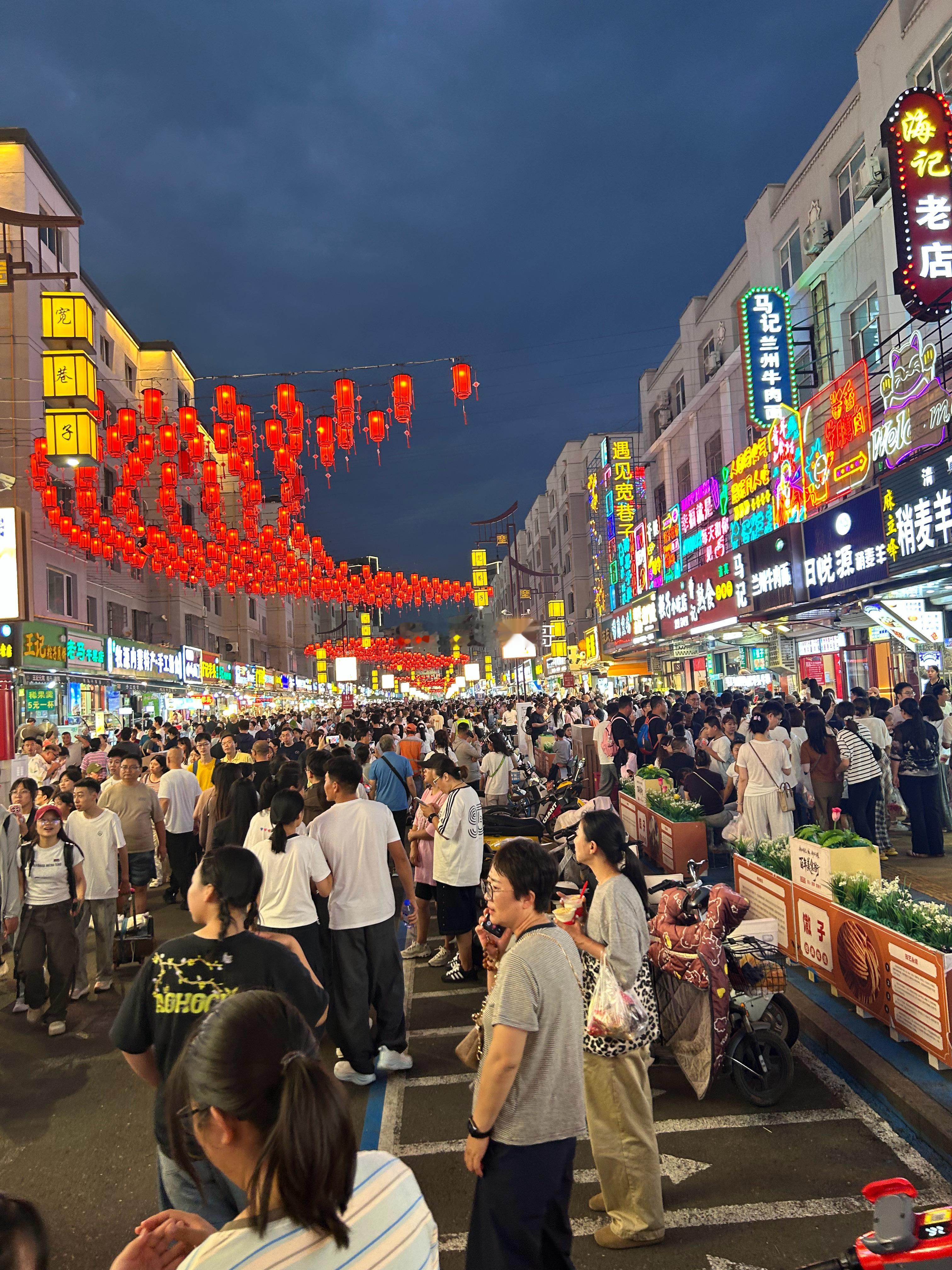 我的天，人真多啊 呼和浩特·宽巷子民族美食街