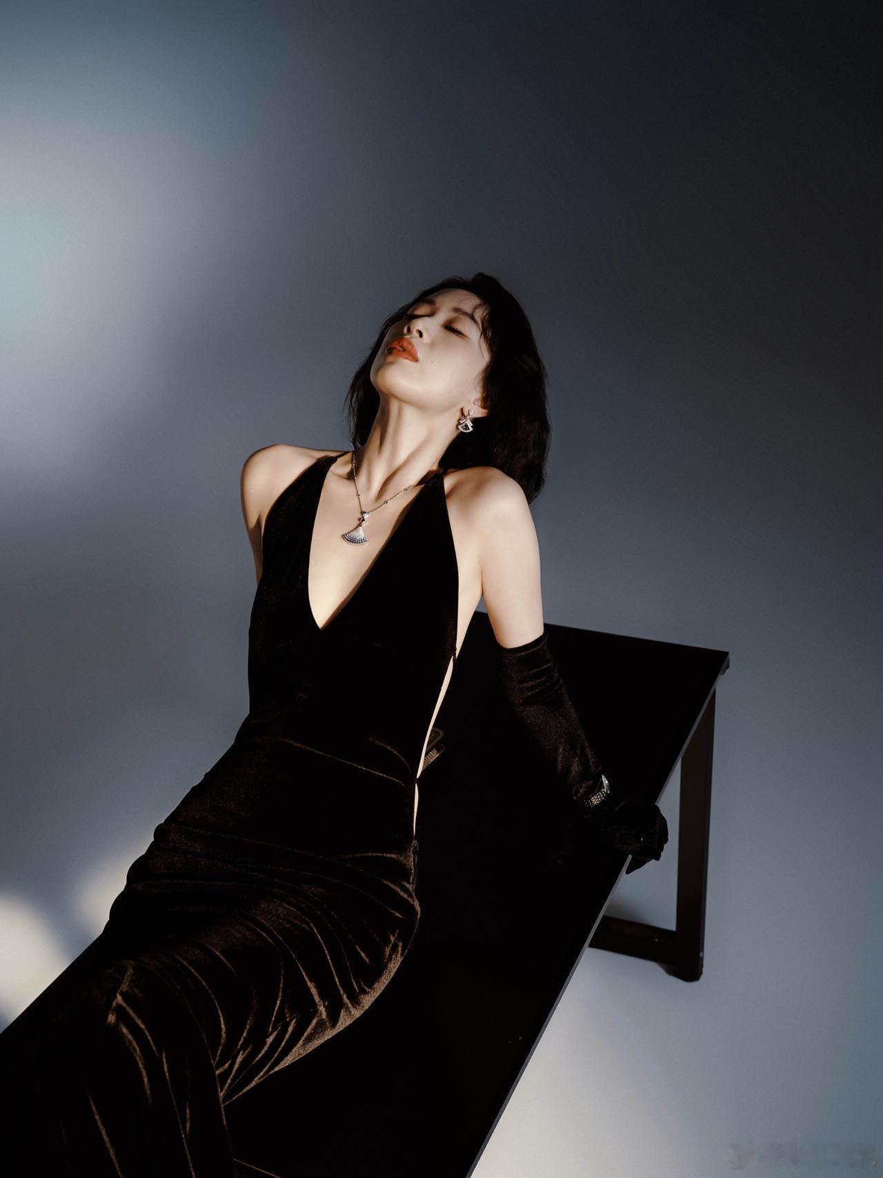 李梦第十一届文荣奖红毯look 谁懂啊！看到李梦这身造型疯狂存图，配色高级又显气