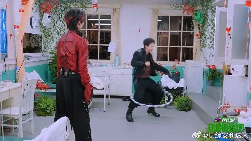 张凌赫丁程鑫边走边转呼啦圈丁程鑫看刘宇宁转呼啦圈的表情开始推理吧张凌赫热成啥样了