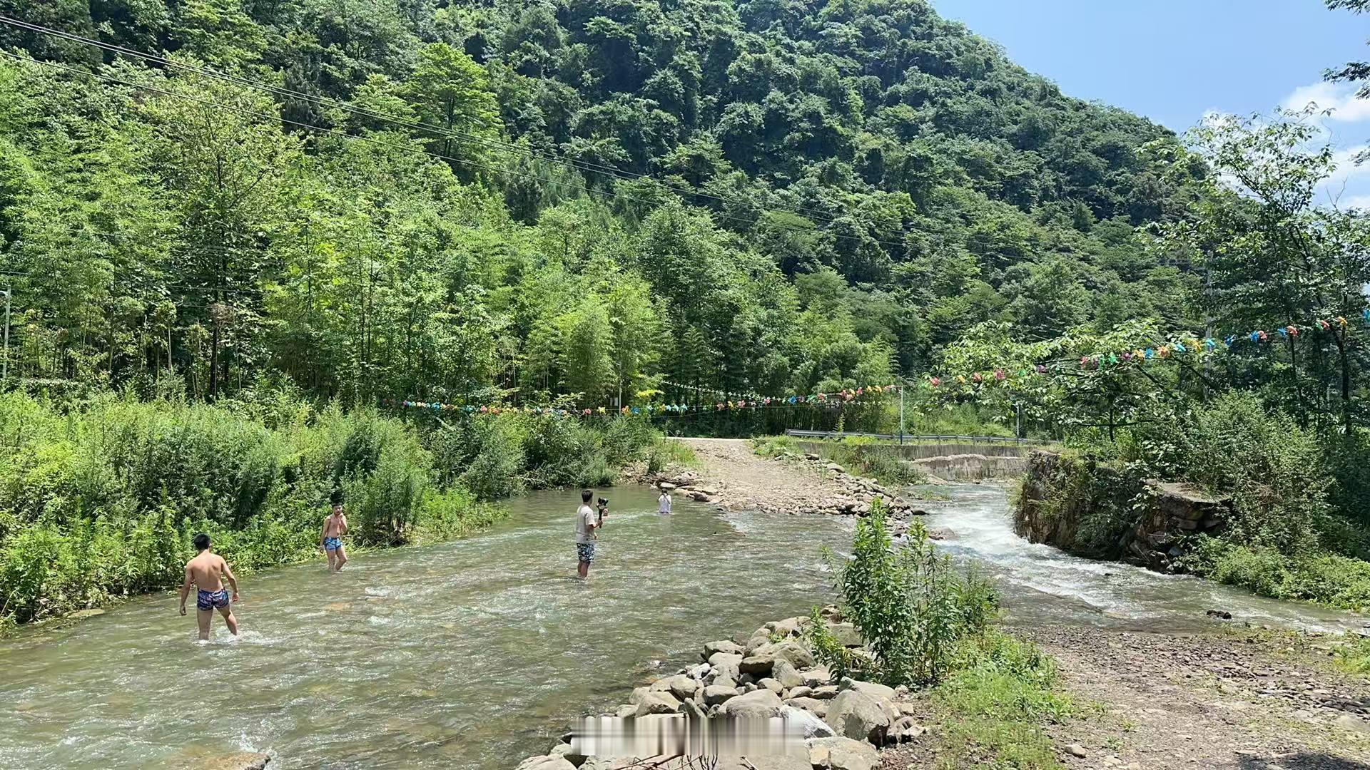 原计划拍摄的涉水路段因为暴雨涨水禁止入内心都凉了没想到往前走几百米遇到一个更好的
