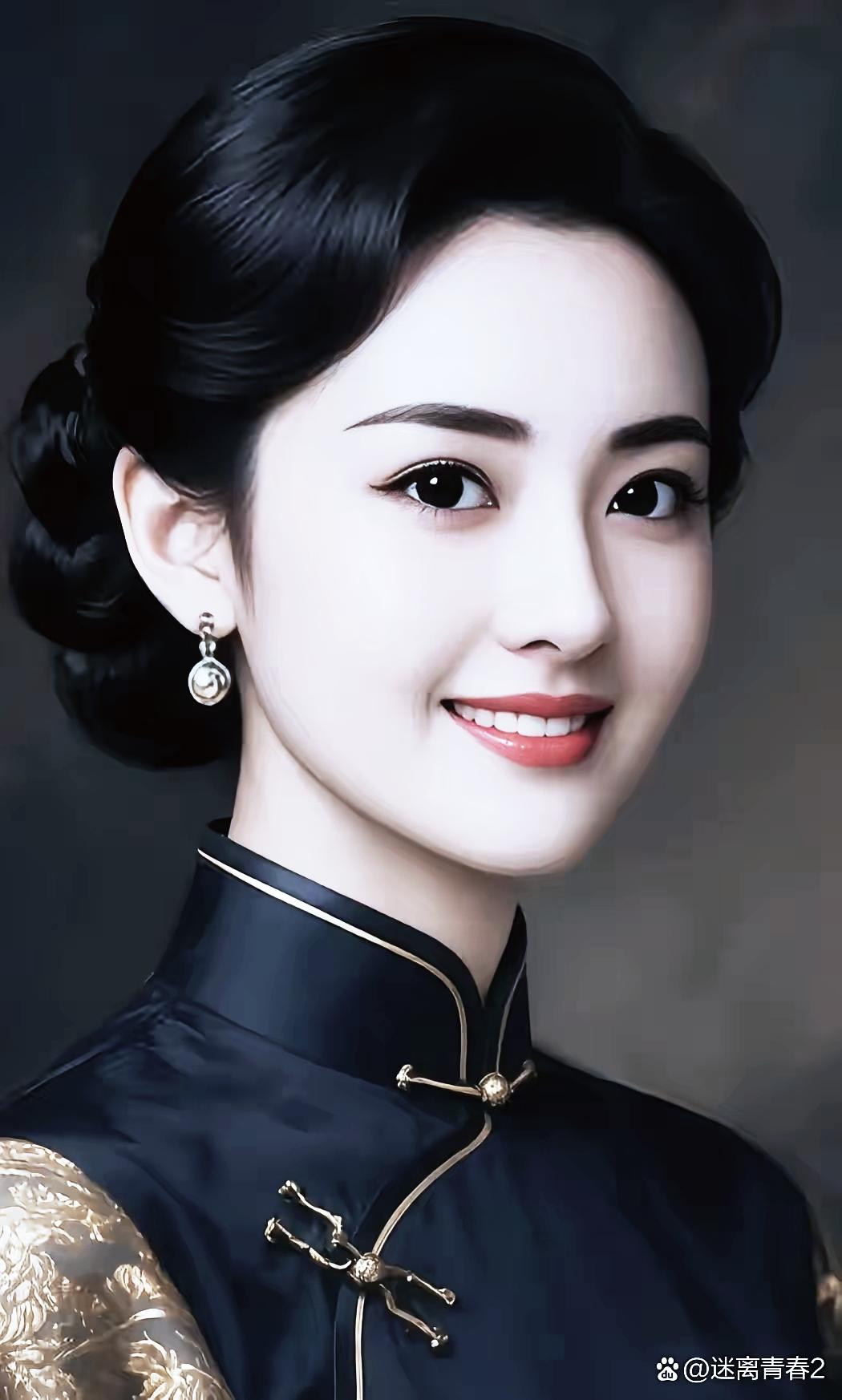 这位女士穿着旗袍，笑容甜美。