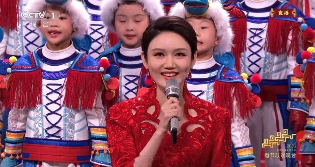 龙洋大气沉稳龙洋好稳 龙洋的主持风格真的太舒服了，大气沉稳不端着，笑起来又亲切。