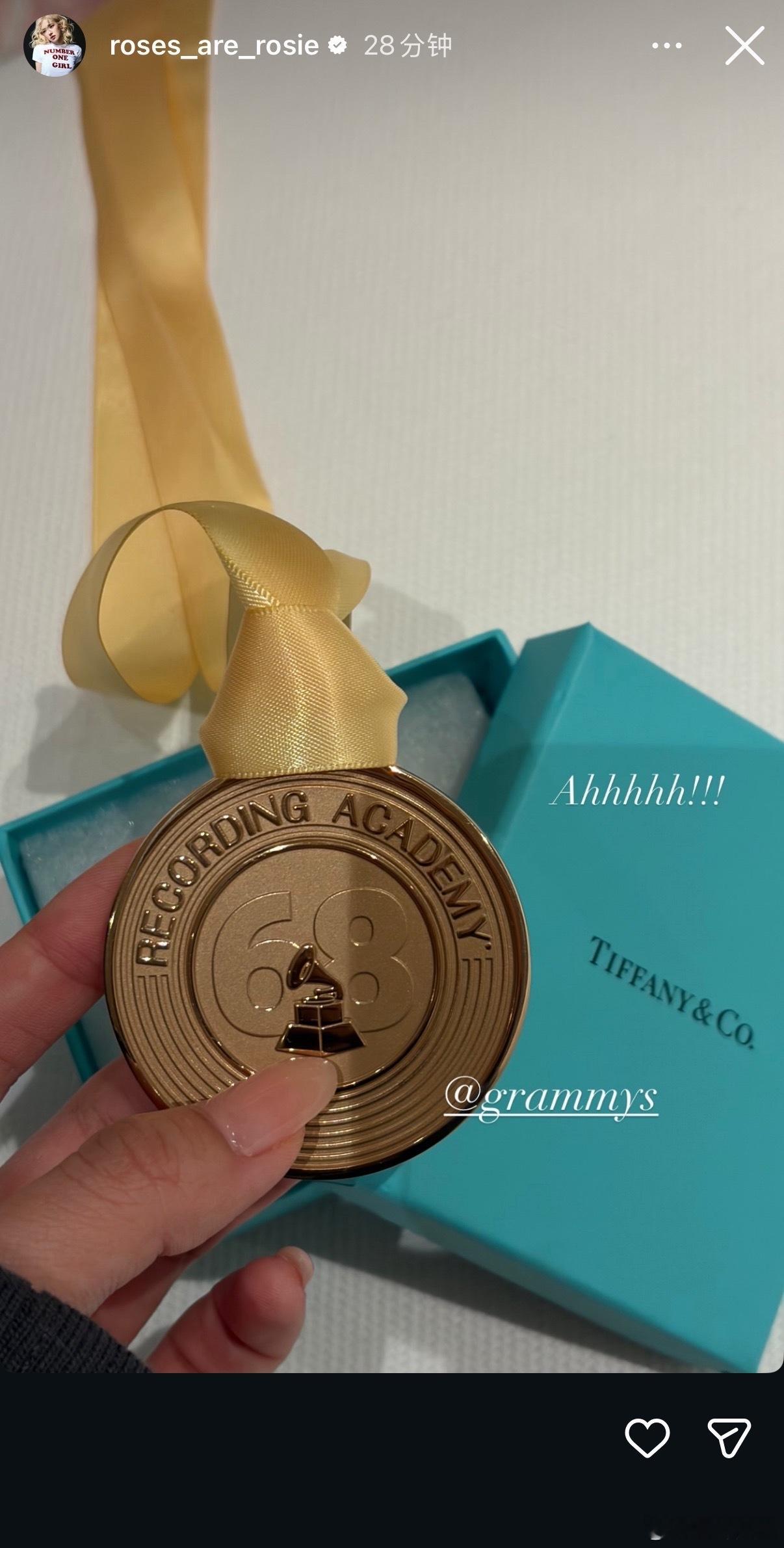 朴彩英夯爆了，未来一定会捧一座奖杯回家的！朴彩英晒格莱美纪念牌和证书朴彩英晒格莱