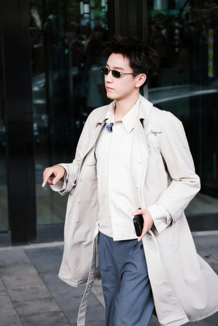 王子奇岳云鹏追车零帧开演王子奇桃花坞随地大小演 谁能懂王子奇录综艺的含金量！随地